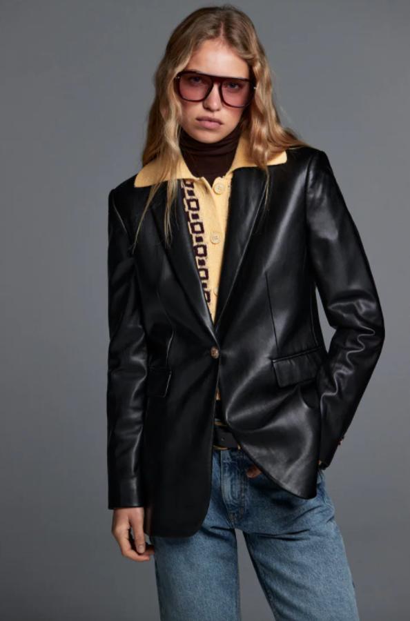 Con mangas largas con hombreras, cuello de solapa y bolsillos de solapa en delantero, esta blazer en efecto piel de Zara que tiene cierre frontal con botón metálico y bajo con abertura en la espalda tiene un precio de 59,95 euros y está disponible entre las tallas XS y XXL.