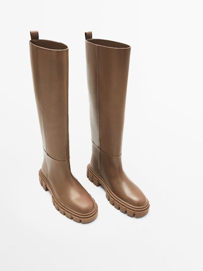 Suela súper track para estas botas de caña alta realizadas en piel y en color camel. Con caña alta, tirador de piel y plataforma de 4 centímetros, tienen un precio de 169 euros y están disponibles entre los números 35 y 42. 