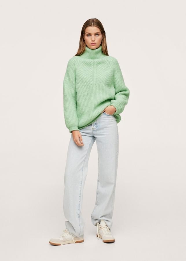 Este jersey tejido en mezcla de lana con punto grueso es de Mango, de diseño recto y viene con cuello vuelto y costura del hombro caída. Disponible en azul celeste y verde manzana, está disponible entre las tallas XS y XL y cuesta 39,99 euros. 