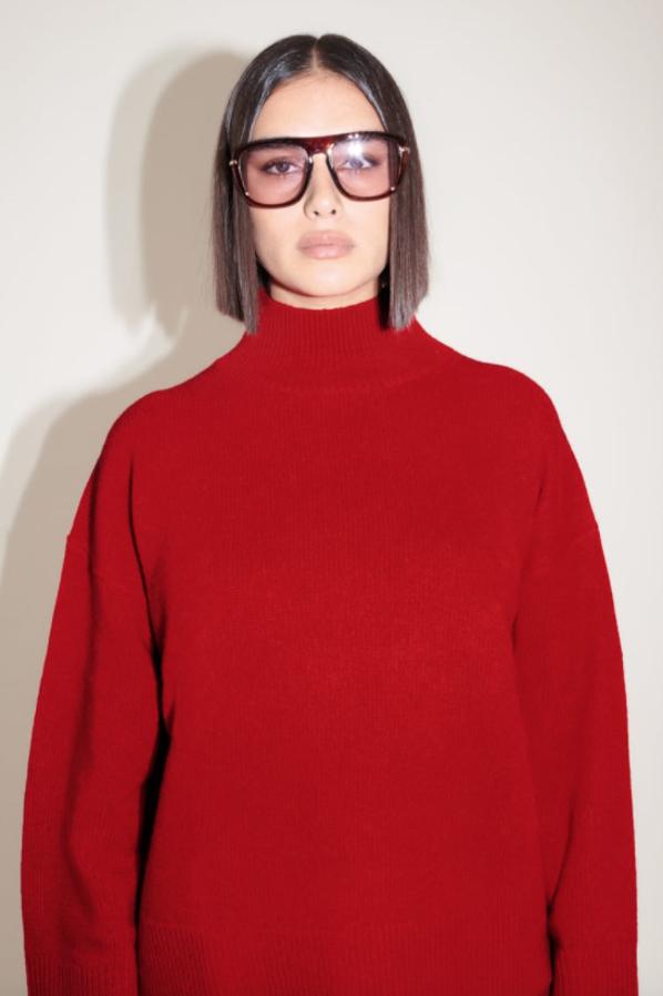 Confeccionado en lana al 100%, este jersey rojo de cuello subido de Zara de diseño amplio está disponible en las tallas S, M y L y cuesta 49,95 euros. 