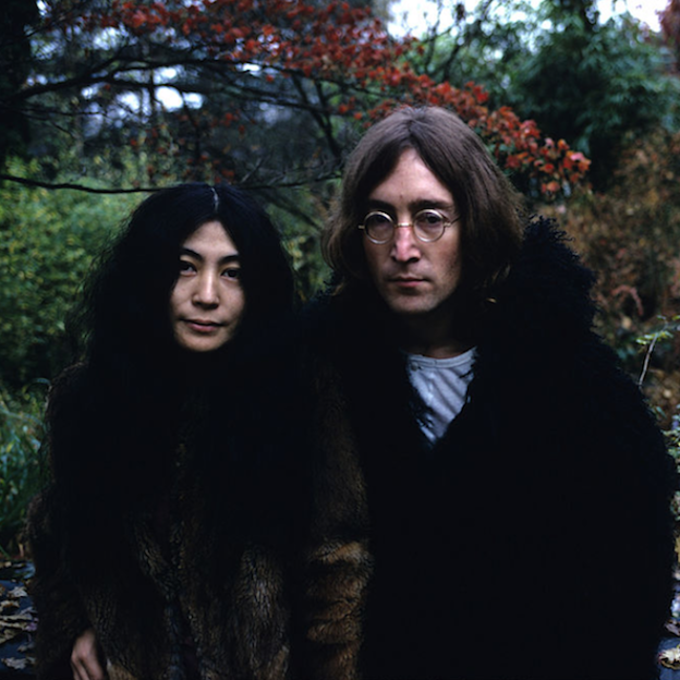 Yoko Ono y John Lennon posan en 1968, un año ante de la grabación del proceso de composición de 'Let It Be'. 