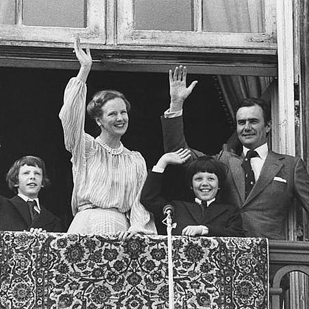 Con su marido, el príncipe consorte Enrique, y sus dos hijos.