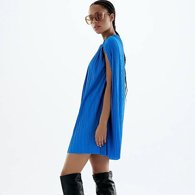 Imagen principal - Vestidos con capa: la tendencia más elegante que arrasa en la alfombra roja y querrás llevar estas fiestas