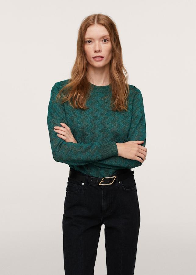 Confeccionado en punto fino con hilo metalizado y diseño zig-zag, este jersey entallado en color verde botella y de cuello redondo con terminaciones de canalé cuesta 25,99 euros y está disponible entre las tallas XXS y XXL. 