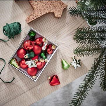 Imagen secundaria 1 - Este original árbol de Navidad minimalista de IKEa cuesta 13 euros, el pack de 20 bolas de Navidad cuesta 9 euros y la guirnalda de luces con estrellas, 10 euros.