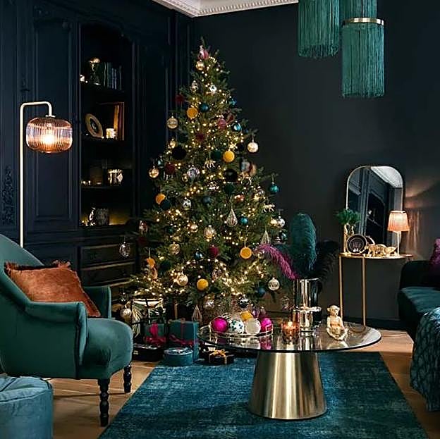 Imagen principal - Las bolas para el árbol de Navidad en terciopelo y glitter de Maisons du Monde cuestan 4.99 euros, y los adornos de ramas en dorado, 8.99 euros.