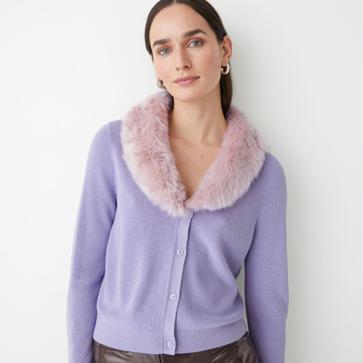 Imagen secundaria 1 - El morado, junto con el negro, el rojo y los tonos metalizados, es uno de los colores típicamente navideños. Jersey de punto asimétrico de Sfera (19,99 euros). 2. Cárdigan con cuello de pelo de color rosa de & Other Stories (39,99 euros). Jersey morado con mangas abullonadas transparentes de Uterqüe (79,99 euros) 