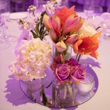 Imagen secundaria 1 - Foto de las mesas, decorados florales de la mano de Floreale y copita de Licor 43.