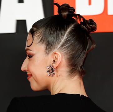 Imagen secundaria 1 - Tenemos que hablar del original peinado de Úrsula Corberó con dos trucos tendencia que puedes copiar fácilmente en casa