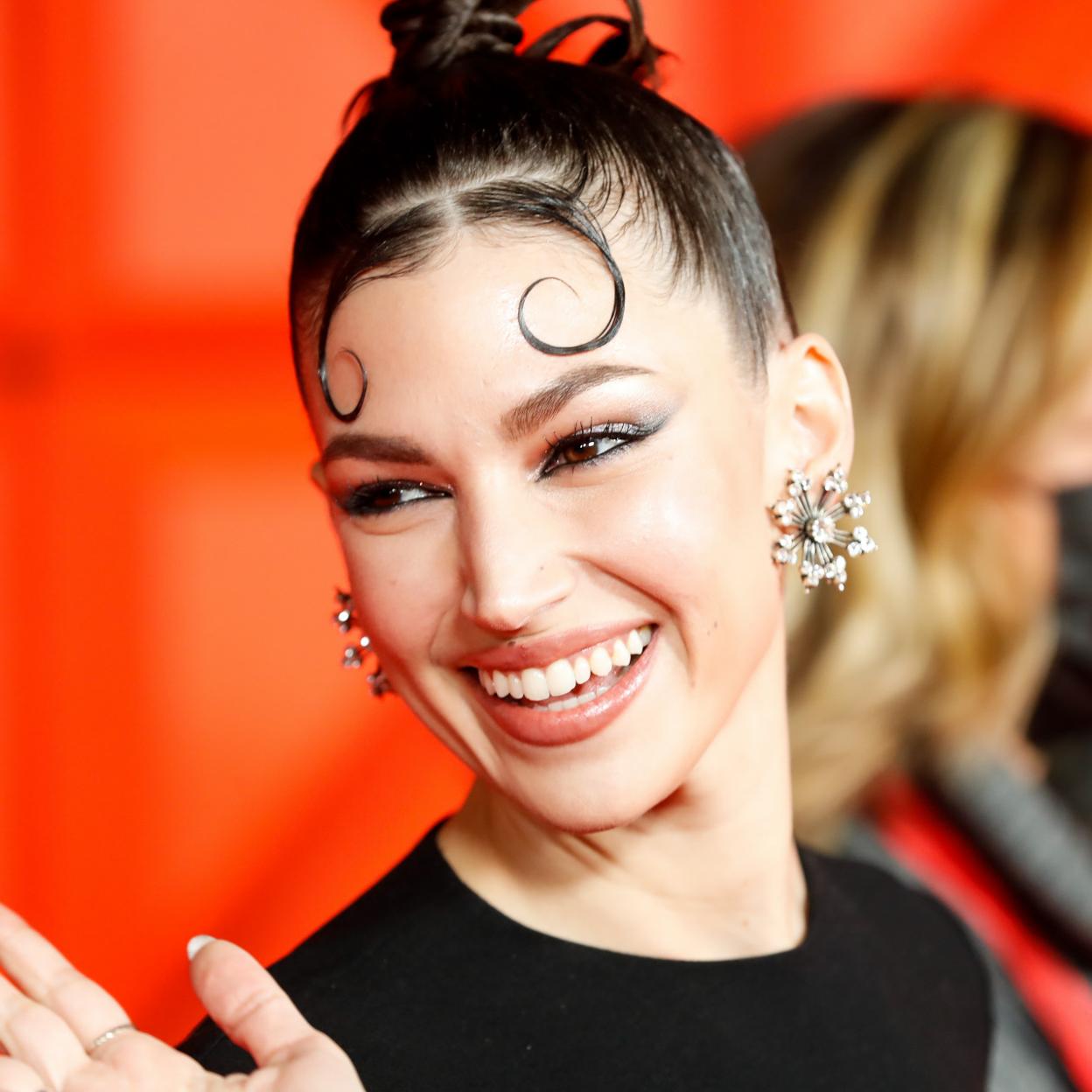 Pincha en la imagen para ver el peinado que favorece a todo tipo de rostros y a cualquier tipo de pelo que triunfa entre las influencers.