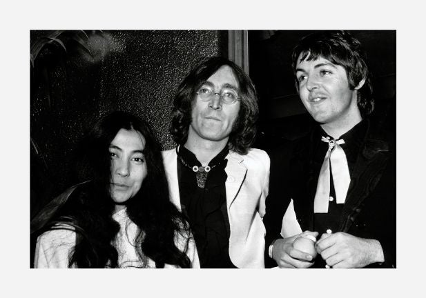 Yoko Ono con John Lennon y Paul McCartney.