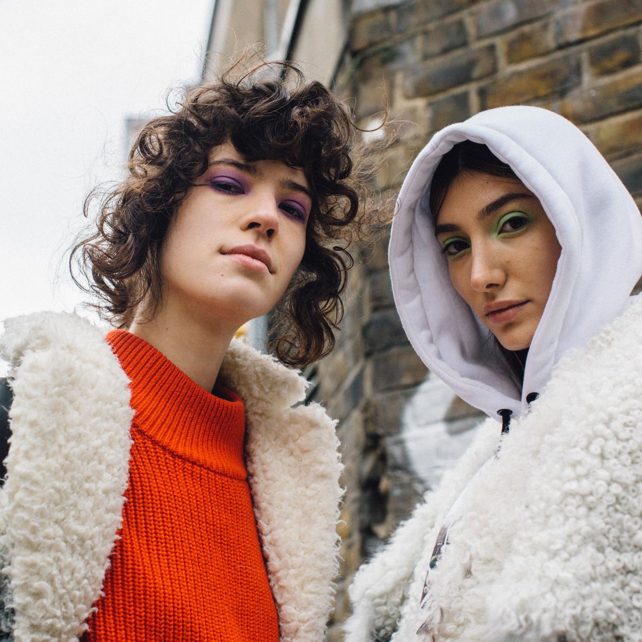 El abrigo de borreguillo más bonito y calentito de la temporada está en H&M (y algunas tallas se están agotando)