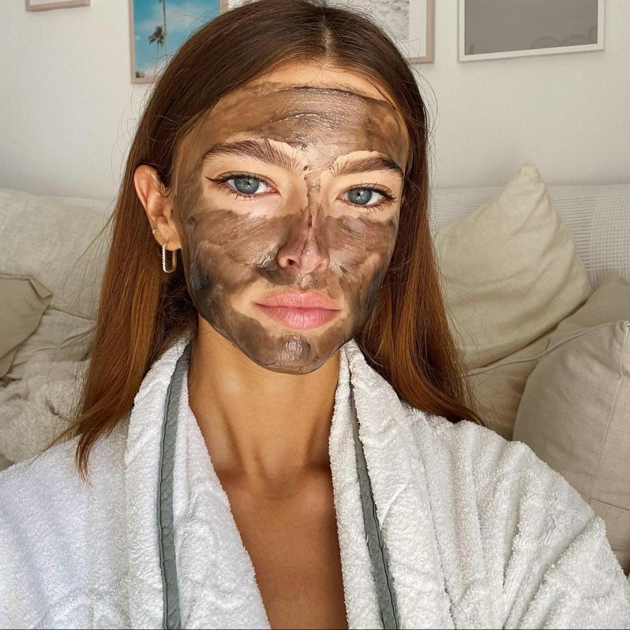 Pincha en la foto para ver productos y herramientas con los que hacer desaparecer los puntos negros para tener una piel lisa, luminosa y sin imperfecciones