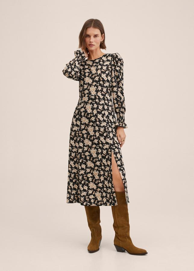 Los vestidos midi con estampado de flores, que tanto hemos llevado durante el entretiempo, se pueden seguir llevando con botas altas y chaquetas de punto grueso. Vestido estampado de Mango (29,99 euros) 
