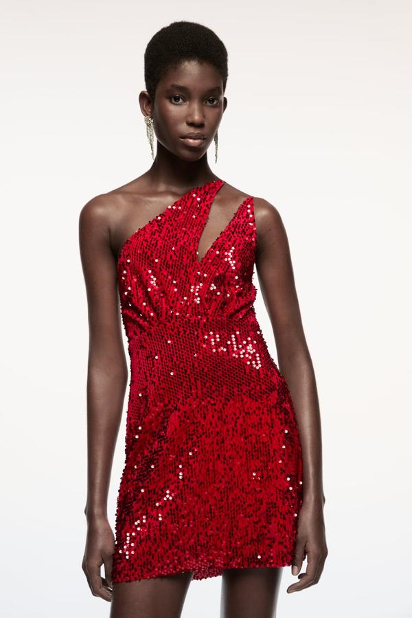 Un mini vestido rojo cubierto de lentejuelas y con escote asimétrico es la propuesta más atrevida de Zara. Además tiene un precio increible, por solo 29,99 euros puede ser tu vestido de Nochevieja. 