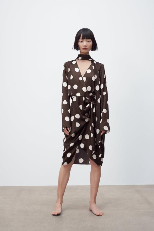 Los lunares son para el verano, pero también funcionan en invierno. En color marrón y blanco y con un diseño cruzado muy favorecedor. Vestido estampado de Zara (35,99 euros)