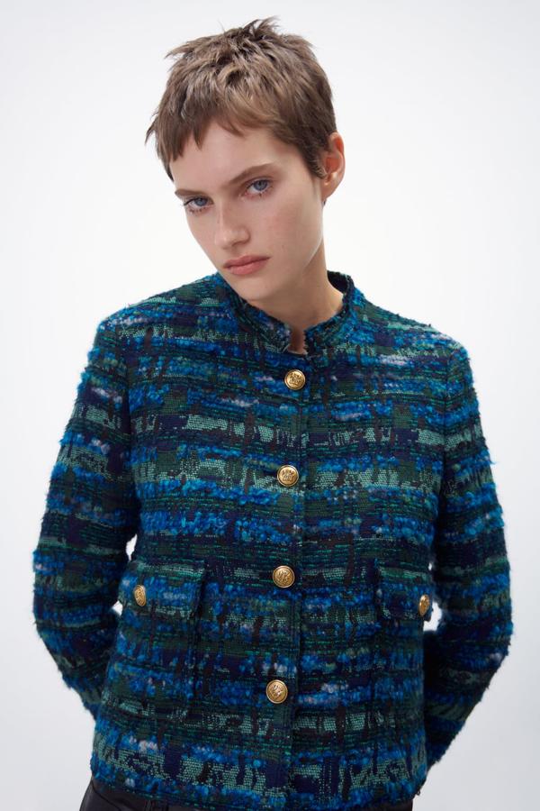 Una nueva vesrión de la clásica chaqueta de tweed en tonos azules y verdes. Elegante y perfecta para un look de oficina elegante. Chaqueta de tweed de Zara(79,99 euros). 