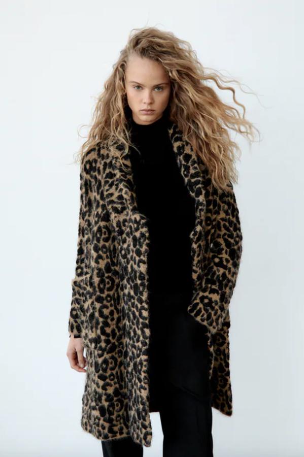 Estampado de leopardo en su versión más tradicional para este abrigo de la colección edición limitada de Zara de diseño abierto, con cuello de solapa y bolsillos delanteros de plastrón. Tiene un precio de 129 euros. 