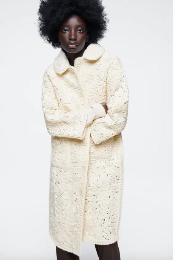 En color crudo, confeccionado con tejido en mezcla de lana, cuello de solapa y mangas largas, este abrigo estructurado de Zara con bolsillos de plastrón delanteros cuesta 129 euros. 