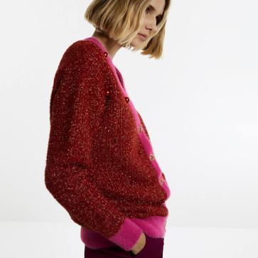 Imagen secundaria 1 - Ficha este cárdigan y este chaleco de punto con perlas que levantan cualquier look: son bonitos, románticos y muy originales