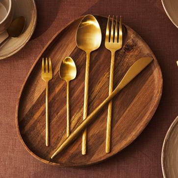 Imagen secundaria 1 - Las cuberterías doradas cuestan desde 4.99 euros la unidad en Zara Home, y la de acabado plateado, 3.99 euros la pieza.