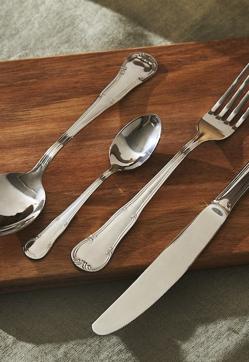 Imagen secundaria 2 - Las cuberterías doradas cuestan desde 4.99 euros la unidad en Zara Home, y la de acabado plateado, 3.99 euros la pieza.