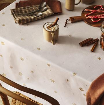 Imagen secundaria 1 - El mantel con estampado navideño de Zara Home cuesta 25.99 euros; el de estrellitas doradas, 25.99 euros y el rojo de jacquard, 35.99 euros.