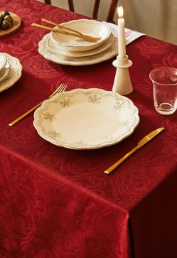 Imagen secundaria 2 - El mantel con estampado navideño de Zara Home cuesta 25.99 euros; el de estrellitas doradas, 25.99 euros y el rojo de jacquard, 35.99 euros.