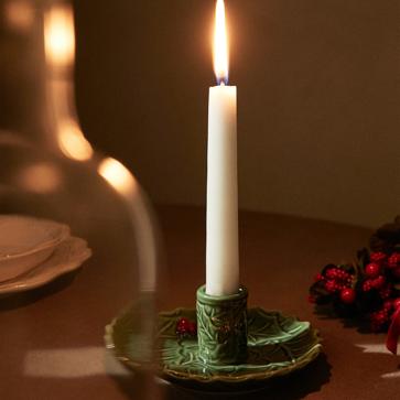 Imagen secundaria 1 - El portavelas de cristal rojo con motivos navideños cuesta 5.99 euros; el portavelas con forma de hoja cuesta 12.99 euros y el dorado, 17.99 euros.