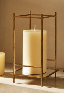 Imagen secundaria 2 - El portavelas de cristal rojo con motivos navideños cuesta 5.99 euros; el portavelas con forma de hoja cuesta 12.99 euros y el dorado, 17.99 euros.