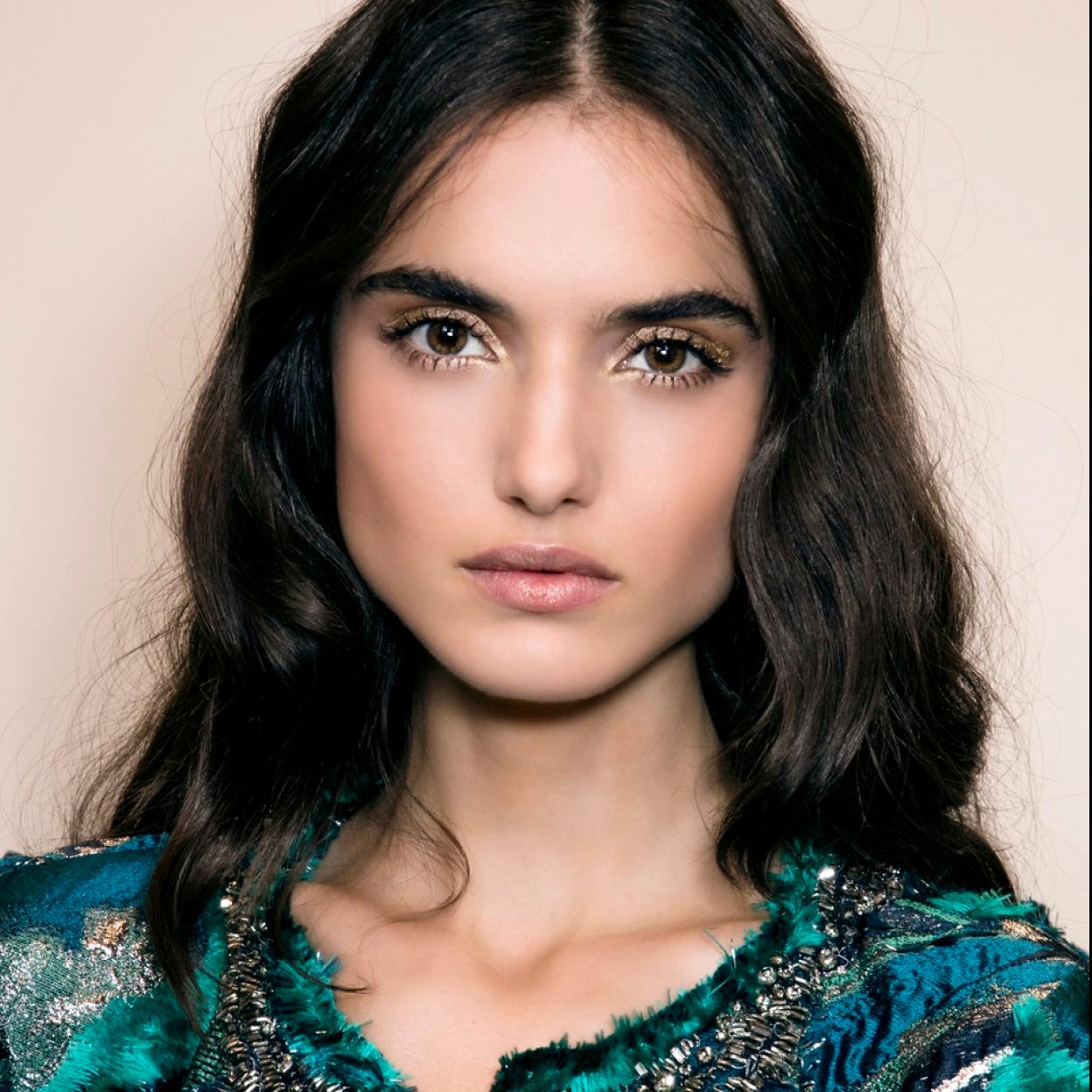 Pincha en la imagen para conocer los clásicos productos de maquillaje que no pueden faltar en el neceser de las mujeres francesas de más de 50. 