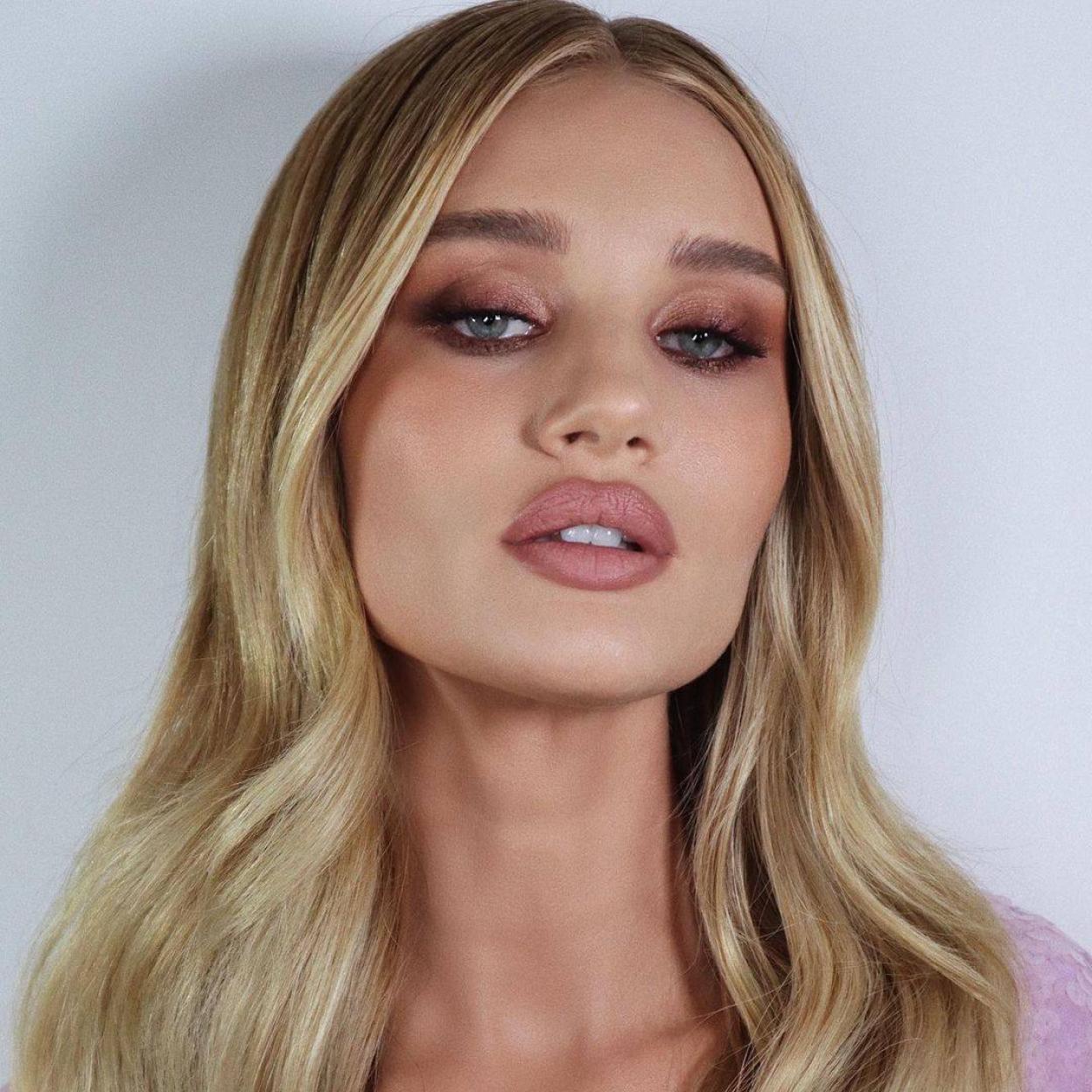 Pincha en la imagen para ver Los 10 labiales en tono nude más icónicos que debes tener en tu colección de maquillaje