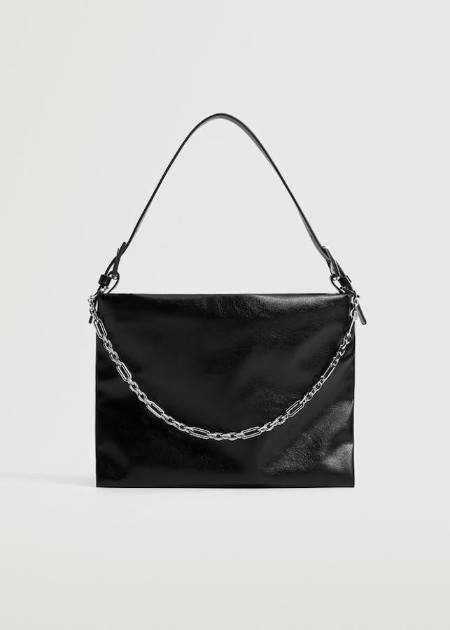 Con asa corta a tono y cierre superior de cremallera, este bolso de asa corta a tono y en cadena es de Mango y cuesta 19,99 euros. 