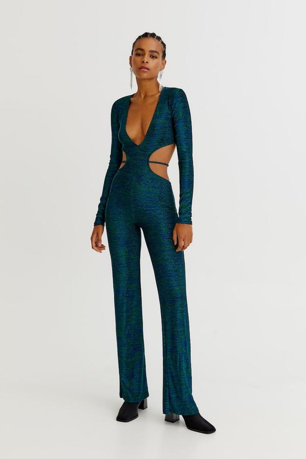 En tejido de acabado brillante en azul y verde, este mono largo de Pull&Bear con detalles cut out en la cintura y espalda descubierta tiene escote de pico y mangas largas. Podemos comprarlo por 35,99 euros. 