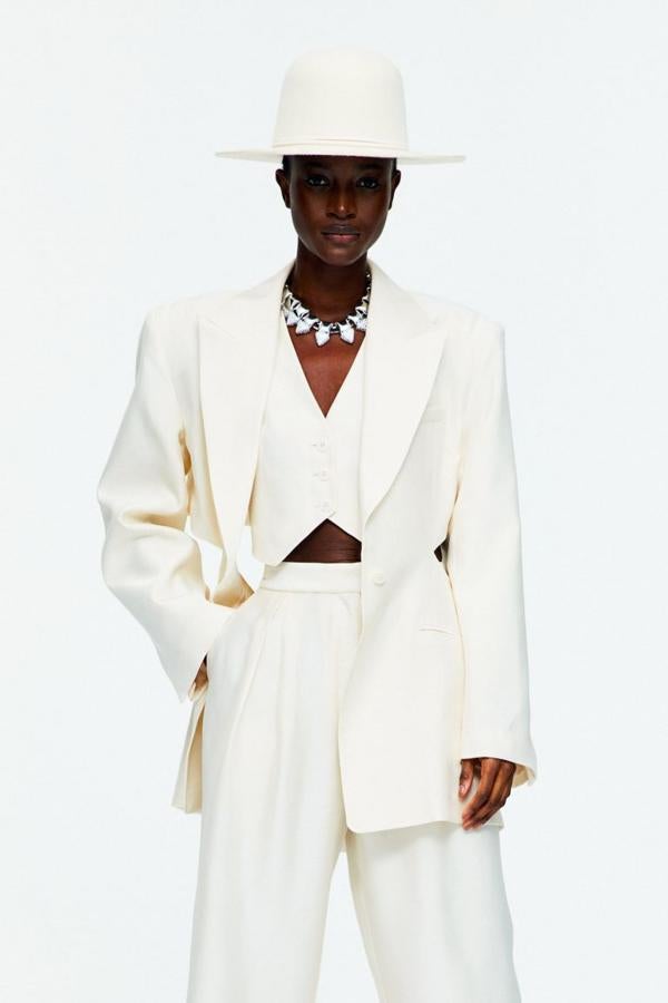 Blazer de botonadura sencilla en mezcla de acetato de celulosa Naia Renew y seda orgánica con secciones cut-out en cintura y espalda. Modelo de hombros caídos con solapas de pico, cierre de un botón, hombreras y mangas amplias extralargas con abertura en los puños (149 euros). 