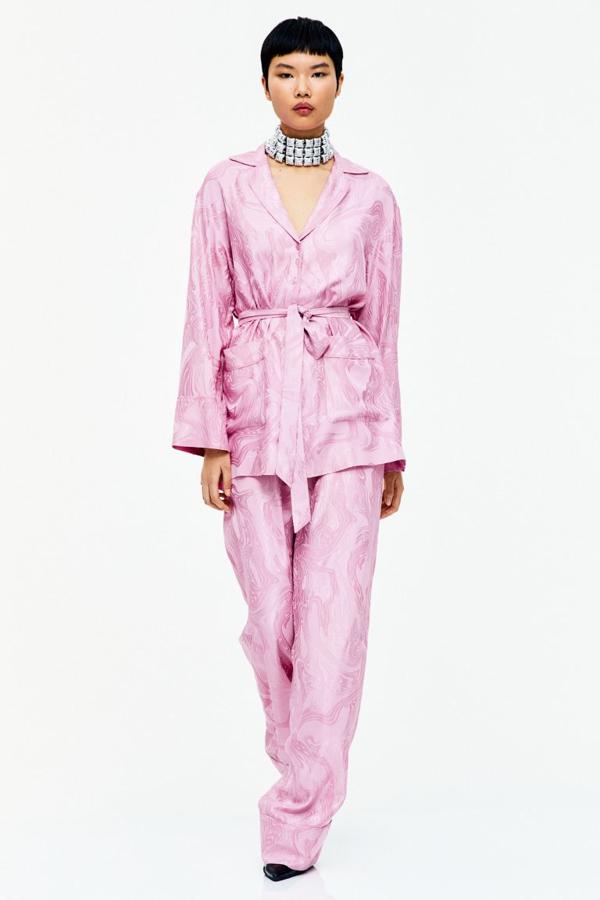 Camisa amplia con bonita caída en tejido jacquard de mezcla de acetato de celulosa Naia Renew y viscosa. Modelo de hombros caídos con solapas de muesca, botonadura frontal y mangas de corte amplio con puño ancho (69,99 euros).