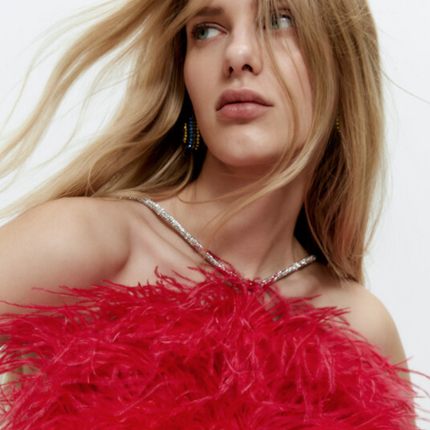 Pincha en la foto para ver 9 tops de lentejuelas que van a convertir cualquier estilismo con falda o con pantalón en un look de fiesta impecable. 