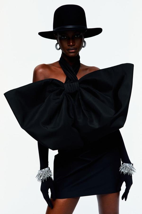 Vestido corto en tejido grueso con maxilazo relleno de tul para aportar volumen y estructura. Modelo con escote halter y cierre de corchete en la nuca, cuerpo con varillas y cremallera oculta detrás (99 euros).