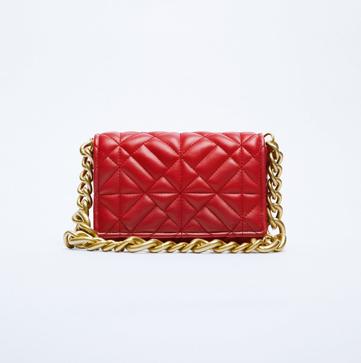 Imagen secundaria 1 - 1. Zapatos de salón con pulsera de Zara (35,99 euros). 2. Bolso acolchado con cadena dorada de Zara (22,99 euros). 3. Bailarinas de piel con lazada de Zara (39,99 euros). 