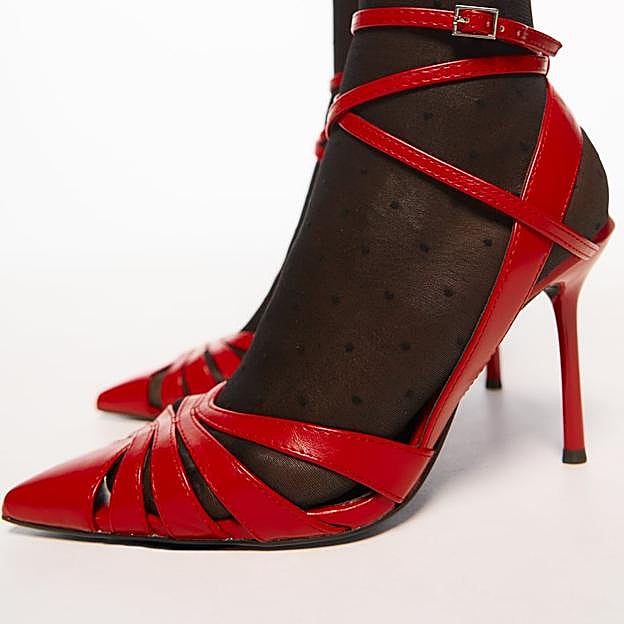 Imagen principal - 1. Zapatos de salón con pulsera de Zara (35,99 euros). 2. Bolso acolchado con cadena dorada de Zara (22,99 euros). 3. Bailarinas de piel con lazada de Zara (39,99 euros). 