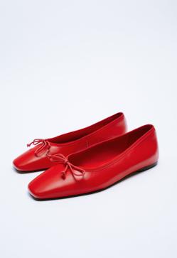 Imagen secundaria 2 - 1. Zapatos de salón con pulsera de Zara (35,99 euros). 2. Bolso acolchado con cadena dorada de Zara (22,99 euros). 3. Bailarinas de piel con lazada de Zara (39,99 euros). 