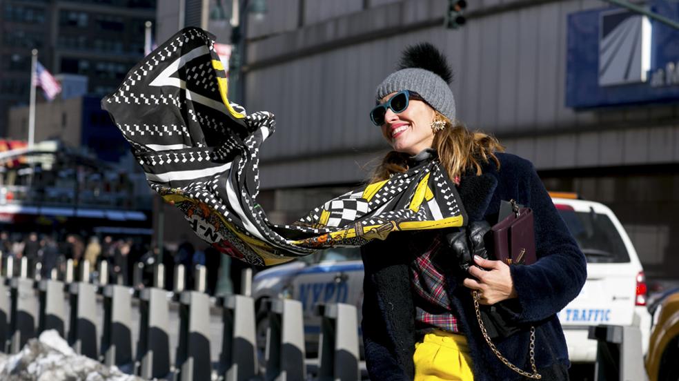 Accesorios multicolor: la opción perfecta para que tus looks con abrigo negro no sean aburridos