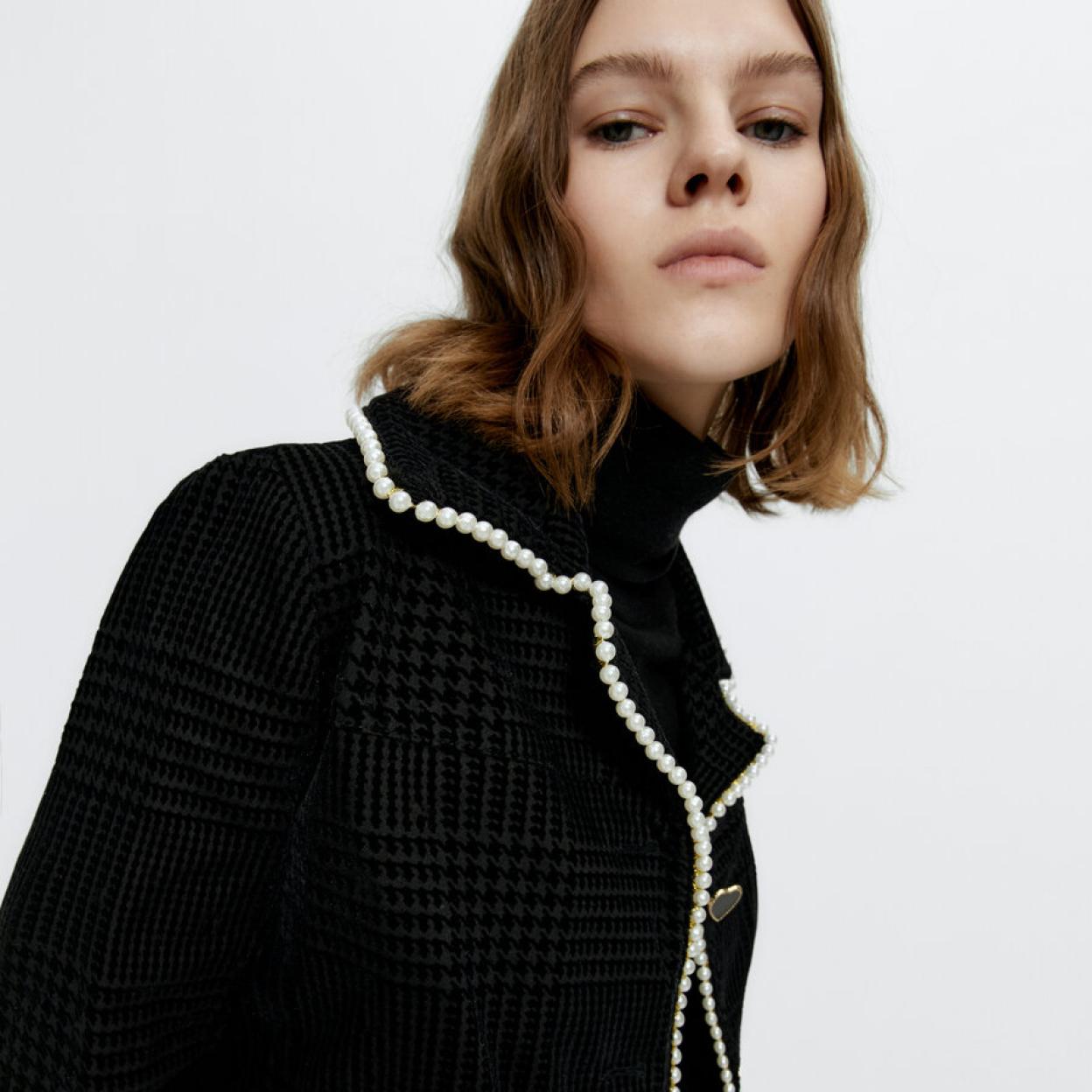 Es una cazadora denim pero no lo parece: la chaqueta más elegante de la temporada está en Uterqüe