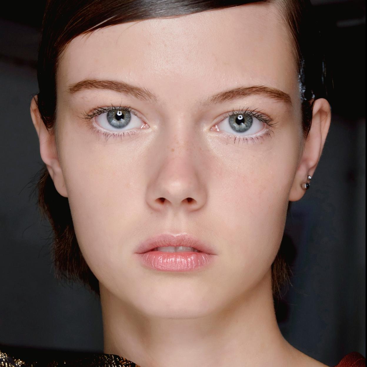 Pincha en la imagen para conocer las 9 bases de maquillaje invisibles que tienen el efecto más natural. 