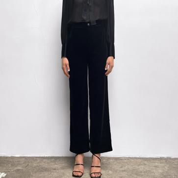 Imagen secundaria 1 - 1. Pantalón fluido de tercipelo burdeos de Zara (69,99 euros). 2. Pantalón negro de terciopelo de Zara (39,99 euros). 3. Pantalón con estampado de flores de Zara (29,99 euros). 