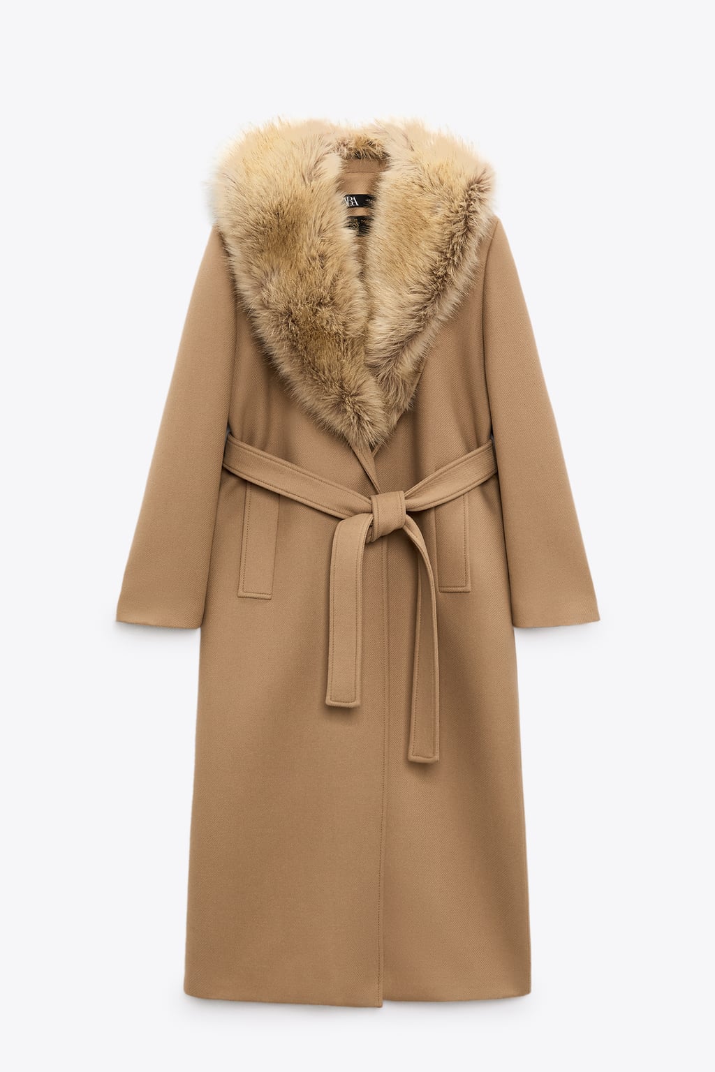 Si quieres estrenar una prenda de abrigo especial para estas fechas, tienes que echar un vistazo a las novedades de Zara. Un abrigo de lana, con un corte muy favorecedor y con un precioso cuello de pelo. (129,99 euros)
