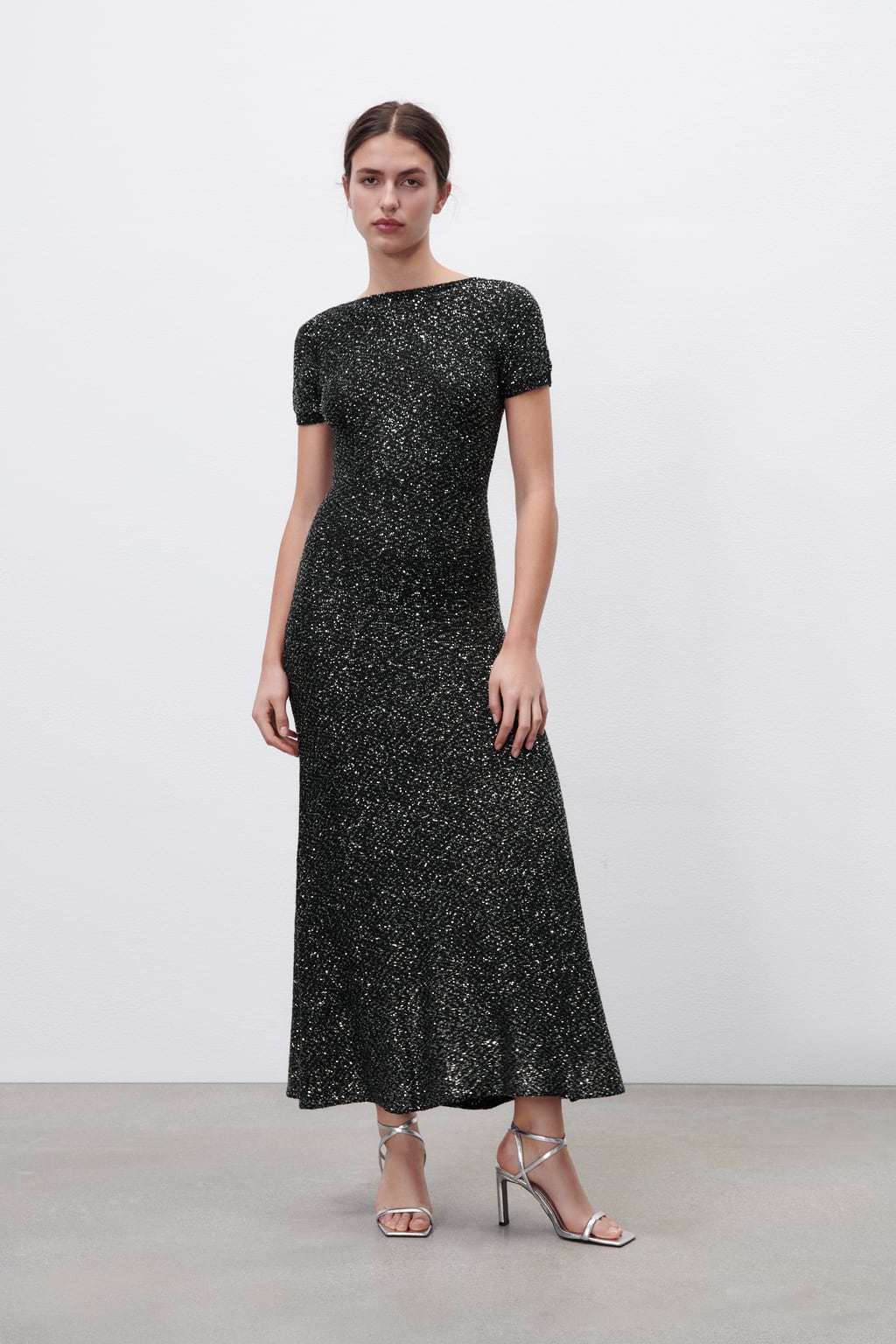 El vestido de fiesta más cómodo de todos los tiempos está aquí. Con corte midi, espalda al aire, cubierto de lentejuelas y confeccionado en suave punto de algodón.Vestido de fiesta de Zara (79,99 euros) 