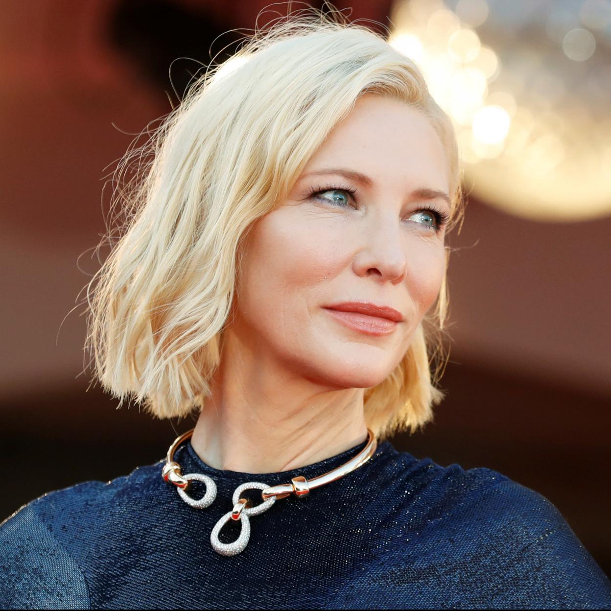 Pincha en la imagen para ver los clásicos productos de maquillaje que no pueden faltar en el neceser de las mujeres francesas de más de 50.