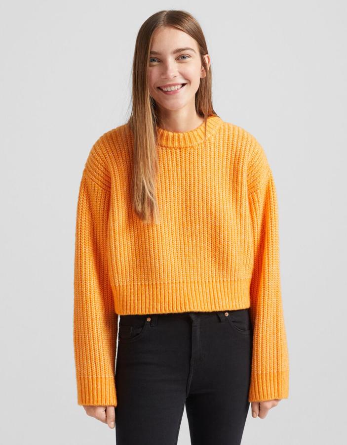 Diseño boxy para este jersey con diseño de hombros caídos y acabados en rib. Es de Bershka y cuesta 22,99 euros. 