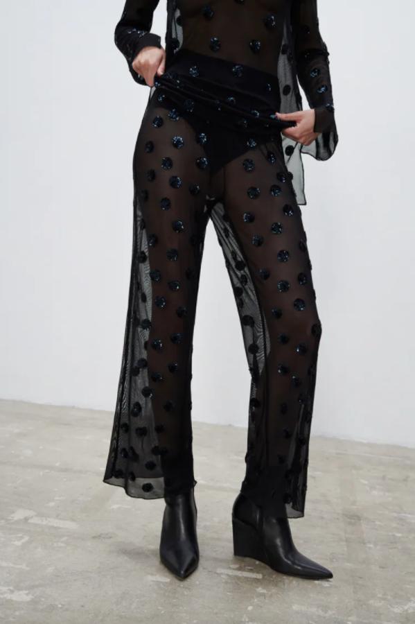 Este pantalón de la colección edición especial de Zara está confeccionado en tejido semitransparente y tiene detalles de lentejuelas con forma de flor en toda la prenda. Podemos comprarlo por 39,95 euros. 